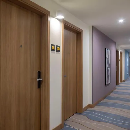 Hotel Hampton By Hilton Airport 4*