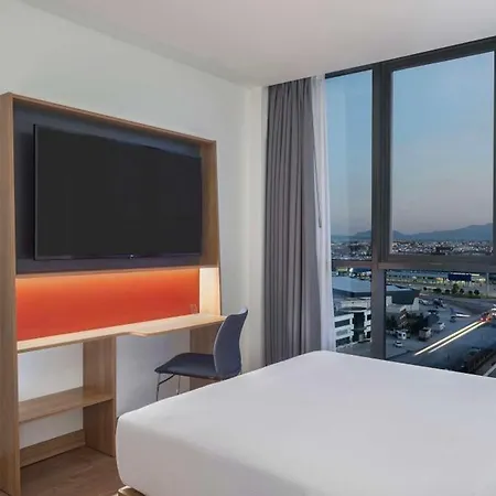 Hotel Hampton By Hilton Airport