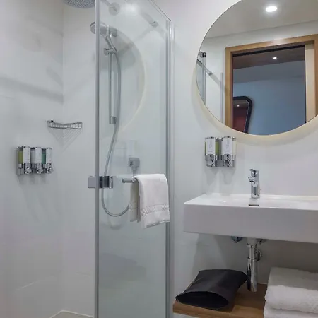 Hotel Hampton By Hilton Airport 4*