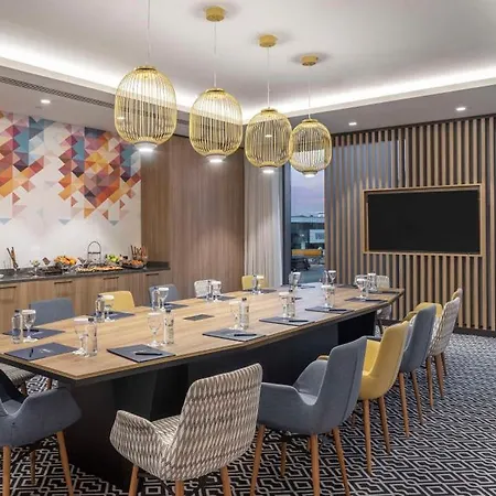 Hotel Hampton By Hilton Airport 4*